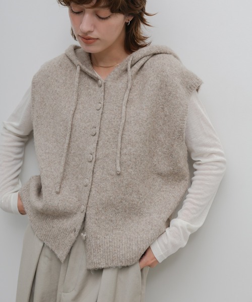 select MOCA（セレクトモカ）の「ボタンデザインモヘアライクフードベスト（ニット/セーター・レディース・グレー/ベージュ/チャコールグレー・FREE）」の15枚目の写真