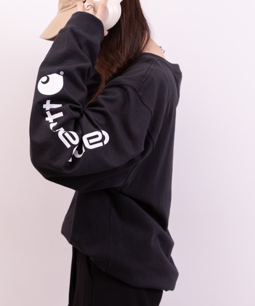 Carhartt（カーハート）の「Carhartt(カーハート)/LOOSE FIT HEAVYWEIGHT LONG-SLEEVE LOGO SLEEVE GRAPHIC T-SHIRT（Tシャツ/カットソー・レディース・ブラック/ダークグレー/グレー・M/L/XL/XXL）」の10枚目の写真