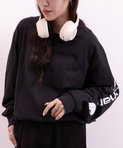 Carhartt（カーハート）の「Carhartt(カーハート)/LOOSE FIT HEAVYWEIGHT LONG-SLEEVE LOGO SLEEVE GRAPHIC T-SHIRT（Tシャツ/カットソー・レディース・ブラック/ダークグレー/グレー・M/L/XL/XXL）」の7枚目の写真