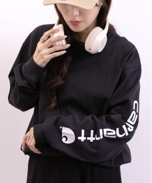 Carhartt（カーハート）の「Carhartt(カーハート)/LOOSE FIT HEAVYWEIGHT LONG-SLEEVE LOGO SLEEVE GRAPHIC T-SHIRT（Tシャツ/カットソー・レディース・ブラック/ダークグレー/グレー・M/L/XL/XXL）」の8枚目の写真