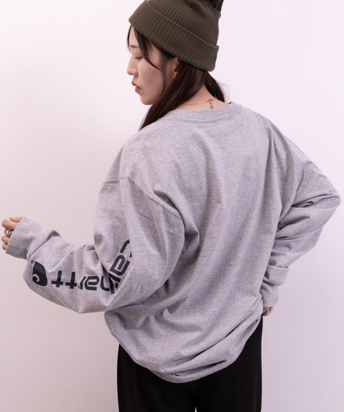 Carhartt（カーハート）の「Carhartt(カーハート)/LOOSE FIT HEAVYWEIGHT LONG-SLEEVE LOGO SLEEVE GRAPHIC T-SHIRT（Tシャツ/カットソー・レディース・ブラック/ダークグレー/グレー・M/L/XL/XXL）」の18枚目の写真