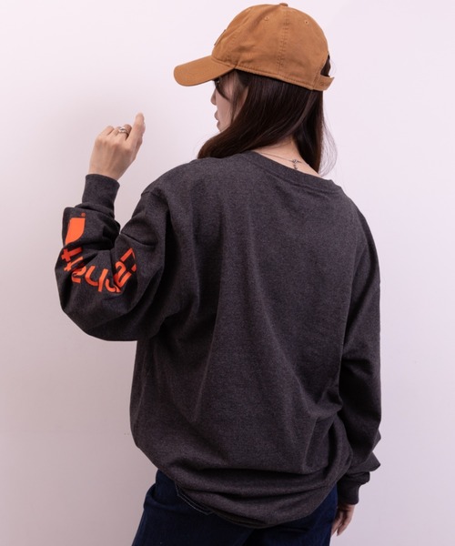 Carhartt（カーハート）の「Carhartt(カーハート)/LOOSE FIT HEAVYWEIGHT LONG-SLEEVE LOGO SLEEVE GRAPHIC T-SHIRT（Tシャツ/カットソー・レディース・ブラック/ダークグレー/グレー・M/L/XL/XXL）」の22枚目の写真