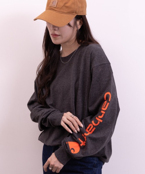 Carhartt（カーハート）の「Carhartt(カーハート)/LOOSE FIT HEAVYWEIGHT LONG-SLEEVE LOGO SLEEVE GRAPHIC T-SHIRT（Tシャツ/カットソー・レディース・ブラック/ダークグレー/グレー・M/L/XL/XXL）」の20枚目の写真