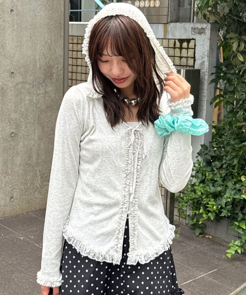 CIAOPANIC(チャオパニック)の「フリルレーストリムフードリブトップス(Tシャツ/カットソー・レディース・ブルー/カーキ/オフホワイト/グレー・ONE SIZE)」の1枚目の写真