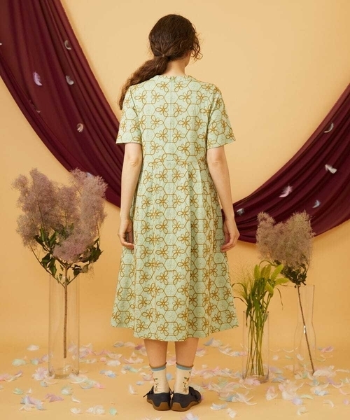 Jocomomola(ホコモモラ)の「Sacudida フラワー刺繍ウエスト切り替えワンピース(ワンピース・レディース・グリーン/ネイビー・42/40)」の4枚目の写真