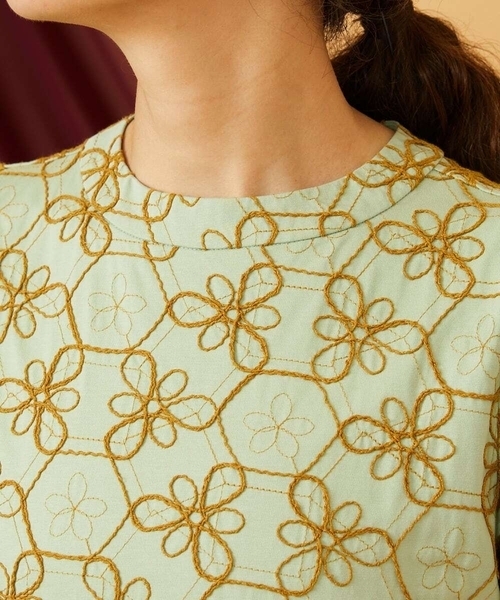 Jocomomola(ホコモモラ)の「Sacudida フラワー刺繍ウエスト切り替えワンピース(ワンピース・レディース・グリーン/ネイビー・42/40)」の5枚目の写真