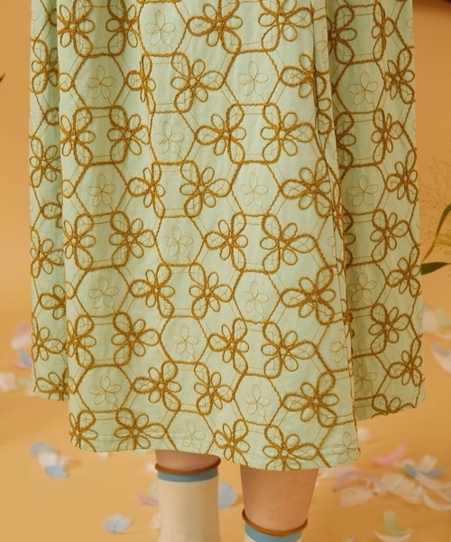 Jocomomola(ホコモモラ)の「Sacudida フラワー刺繍ウエスト切り替えワンピース(ワンピース・レディース・グリーン/ネイビー・42/40)」の8枚目の写真