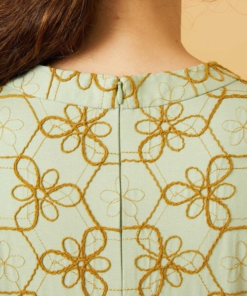 Jocomomola(ホコモモラ)の「Sacudida フラワー刺繍ウエスト切り替えワンピース(ワンピース・レディース・グリーン/ネイビー・42/40)」の9枚目の写真
