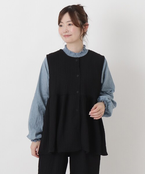 one'sterrace(ワンズテラス)の「エンボス加工ペプラムベスト(ベスト・レディース・ベージュ系その他7/ブラック系8・02)」の2枚目の写真