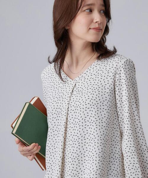 SHOO・LA・RUE(シューラルー)の「【通勤/UV/洗濯後しわになりにくい】お顔周りをすっきり魅せる Vネックブラウス(シャツ/ブラウス・レディース・ホワイト系3/ライトグレー系/ネイビー・01/02/03/04)」の2枚目の写真