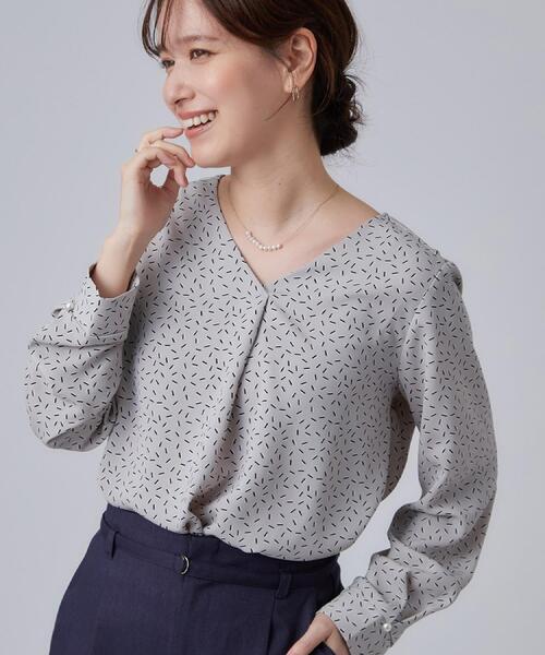 SHOO・LA・RUE(シューラルー)の「【通勤/UV/洗濯後しわになりにくい】お顔周りをすっきり魅せる Vネックブラウス(シャツ/ブラウス・レディース・ホワイト系3/ライトグレー系/ネイビー・01/02/03/04)」の3枚目の写真