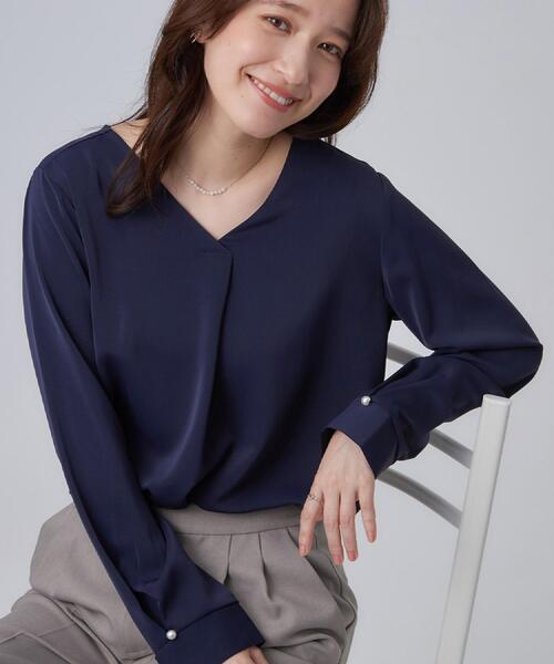 SHOO・LA・RUE(シューラルー)の「【通勤/UV/洗濯後しわになりにくい】お顔周りをすっきり魅せる Vネックブラウス(シャツ/ブラウス・レディース・ホワイト系3/ライトグレー系/ネイビー・01/02/03/04)」の1枚目の写真