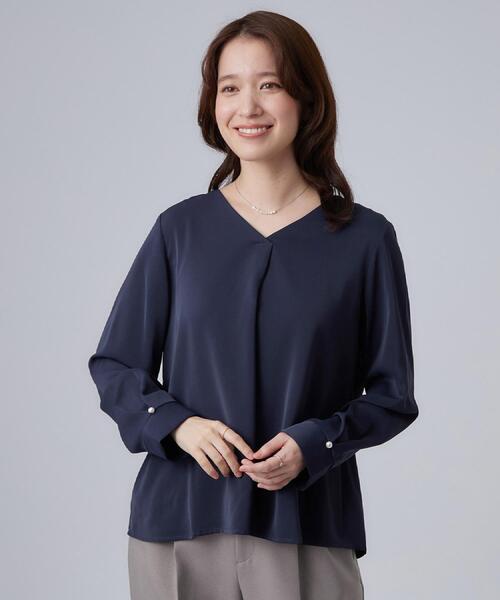 SHOO・LA・RUE(シューラルー)の「【通勤/UV/洗濯後しわになりにくい】お顔周りをすっきり魅せる Vネックブラウス(シャツ/ブラウス・レディース・ホワイト系3/ライトグレー系/ネイビー・01/02/03/04)」の4枚目の写真