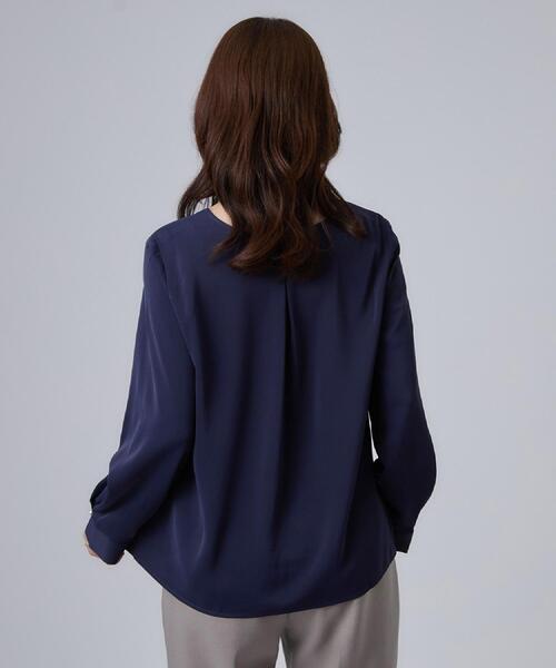 SHOO・LA・RUE(シューラルー)の「【通勤/UV/洗濯後しわになりにくい】お顔周りをすっきり魅せる Vネックブラウス(シャツ/ブラウス・レディース・ホワイト系3/ライトグレー系/ネイビー・01/02/03/04)」の5枚目の写真