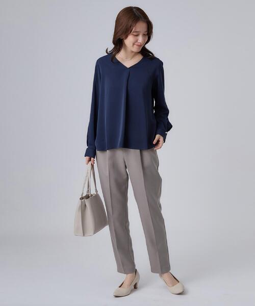 SHOO・LA・RUE(シューラルー)の「【通勤/UV/洗濯後しわになりにくい】お顔周りをすっきり魅せる Vネックブラウス(シャツ/ブラウス・レディース・ホワイト系3/ライトグレー系/ネイビー・01/02/03/04)」の6枚目の写真