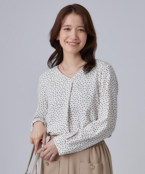 SHOO・LA・RUE(シューラルー)の「【通勤/UV/洗濯後しわになりにくい】お顔周りをすっきり魅せる Vネックブラウス(シャツ/ブラウス・レディース・ホワイト系3/ライトグレー系/ネイビー・01/02/03/04)」の8枚目の写真