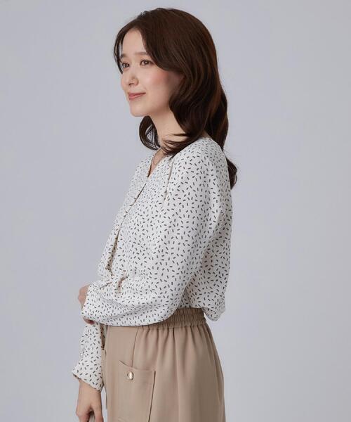 SHOO・LA・RUE(シューラルー)の「【通勤/UV/洗濯後しわになりにくい】お顔周りをすっきり魅せる Vネックブラウス(シャツ/ブラウス・レディース・ホワイト系3/ライトグレー系/ネイビー・01/02/03/04)」の9枚目の写真