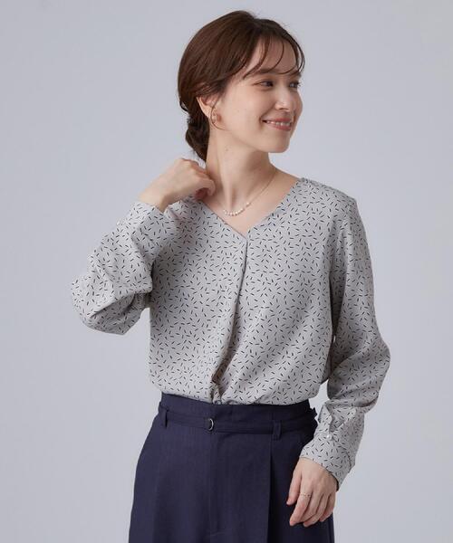 SHOO・LA・RUE(シューラルー)の「【通勤/UV/洗濯後しわになりにくい】お顔周りをすっきり魅せる Vネックブラウス(シャツ/ブラウス・レディース・ホワイト系3/ライトグレー系/ネイビー・01/02/03/04)」の12枚目の写真