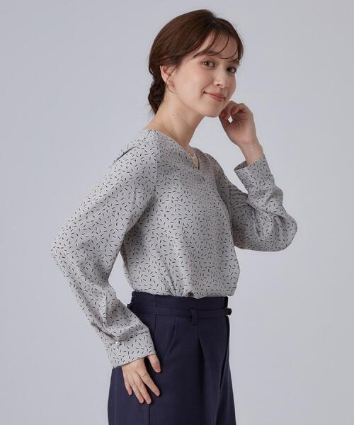 SHOO・LA・RUE(シューラルー)の「【通勤/UV/洗濯後しわになりにくい】お顔周りをすっきり魅せる Vネックブラウス(シャツ/ブラウス・レディース・ホワイト系3/ライトグレー系/ネイビー・01/02/03/04)」の13枚目の写真