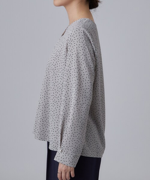 SHOO・LA・RUE(シューラルー)の「【通勤/UV/洗濯後しわになりにくい】お顔周りをすっきり魅せる Vネックブラウス(シャツ/ブラウス・レディース・ホワイト系3/ライトグレー系/ネイビー・01/02/03/04)」の17枚目の写真