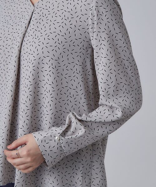 SHOO・LA・RUE(シューラルー)の「【通勤/UV/洗濯後しわになりにくい】お顔周りをすっきり魅せる Vネックブラウス(シャツ/ブラウス・レディース・ホワイト系3/ライトグレー系/ネイビー・01/02/03/04)」の20枚目の写真