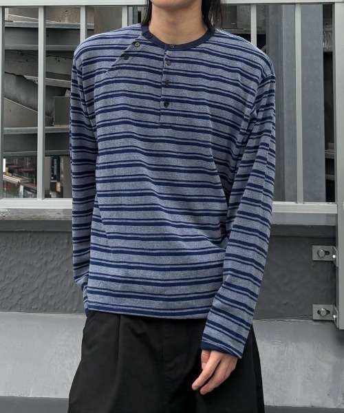 Never mind the XU / Chikashitsu+(ネバーマインド ザ エックスユー / チカシツプラス)の「Asymmetry border henley long sleeve (3color) / アシンメトリーボーダーヘンリーネック長袖Tシャツ(Tシャツ/カットソー・メンズ・ネイビー/カーキ/グレー・ONE SIZE)」の1枚目の写真