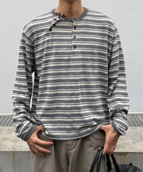 Never mind the XU / Chikashitsu+(ネバーマインド ザ エックスユー / チカシツプラス)の「Asymmetry border henley long sleeve (3color) / アシンメトリーボーダーヘンリーネック長袖Tシャツ(Tシャツ/カットソー・メンズ・ネイビー/カーキ/グレー・ONE SIZE)」の2枚目の写真