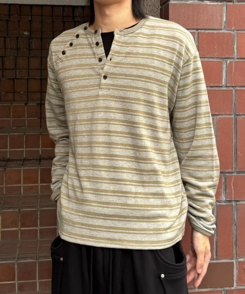 Never mind the XU / Chikashitsu+(ネバーマインド ザ エックスユー / チカシツプラス)の「Asymmetry border henley long sleeve (3color) / アシンメトリーボーダーヘンリーネック長袖Tシャツ(Tシャツ/カットソー・メンズ・ネイビー/カーキ/グレー・ONE SIZE)」の3枚目の写真