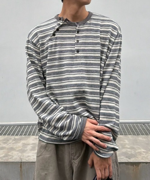 Never mind the XU / Chikashitsu+(ネバーマインド ザ エックスユー / チカシツプラス)の「Asymmetry border henley long sleeve (3color) / アシンメトリーボーダーヘンリーネック長袖Tシャツ(Tシャツ/カットソー・メンズ・ネイビー/カーキ/グレー・ONE SIZE)」の5枚目の写真