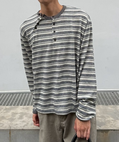 Never mind the XU / Chikashitsu+(ネバーマインド ザ エックスユー / チカシツプラス)の「Asymmetry border henley long sleeve (3color) / アシンメトリーボーダーヘンリーネック長袖Tシャツ(Tシャツ/カットソー・メンズ・ネイビー/カーキ/グレー・ONE SIZE)」の6枚目の写真