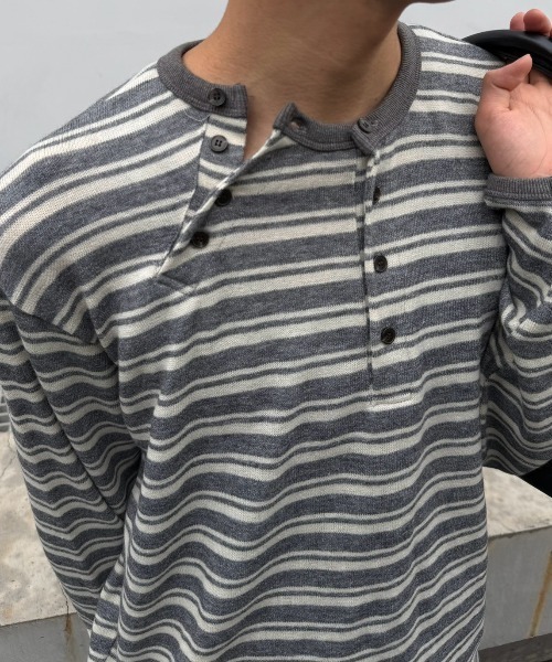 Never mind the XU / Chikashitsu+(ネバーマインド ザ エックスユー / チカシツプラス)の「Asymmetry border henley long sleeve (3color) / アシンメトリーボーダーヘンリーネック長袖Tシャツ(Tシャツ/カットソー・メンズ・ネイビー/カーキ/グレー・ONE SIZE)」の9枚目の写真