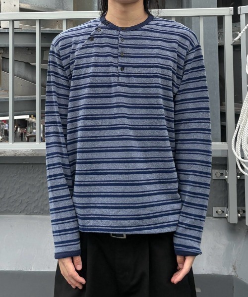 Never mind the XU / Chikashitsu+(ネバーマインド ザ エックスユー / チカシツプラス)の「Asymmetry border henley long sleeve (3color) / アシンメトリーボーダーヘンリーネック長袖Tシャツ(Tシャツ/カットソー・メンズ・ネイビー/カーキ/グレー・ONE SIZE)」の19枚目の写真