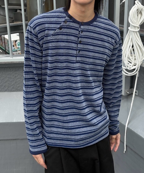 Never mind the XU / Chikashitsu+(ネバーマインド ザ エックスユー / チカシツプラス)の「Asymmetry border henley long sleeve (3color) / アシンメトリーボーダーヘンリーネック長袖Tシャツ(Tシャツ/カットソー・メンズ・ネイビー/カーキ/グレー・ONE SIZE)」の15枚目の写真