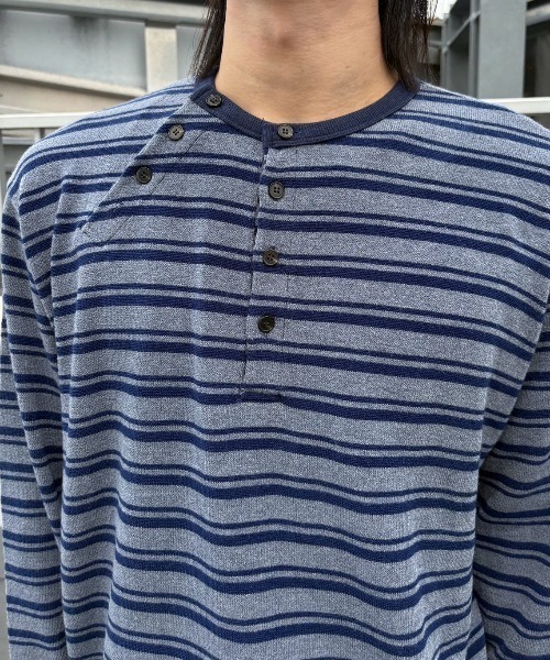 Never mind the XU / Chikashitsu+(ネバーマインド ザ エックスユー / チカシツプラス)の「Asymmetry border henley long sleeve (3color) / アシンメトリーボーダーヘンリーネック長袖Tシャツ(Tシャツ/カットソー・メンズ・ネイビー/カーキ/グレー・ONE SIZE)」の21枚目の写真