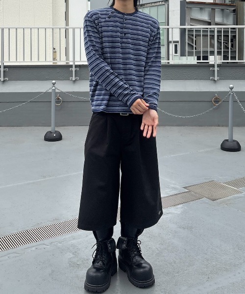 Never mind the XU / Chikashitsu+(ネバーマインド ザ エックスユー / チカシツプラス)の「Asymmetry border henley long sleeve (3color) / アシンメトリーボーダーヘンリーネック長袖Tシャツ(Tシャツ/カットソー・メンズ・ネイビー/カーキ/グレー・ONE SIZE)」の18枚目の写真