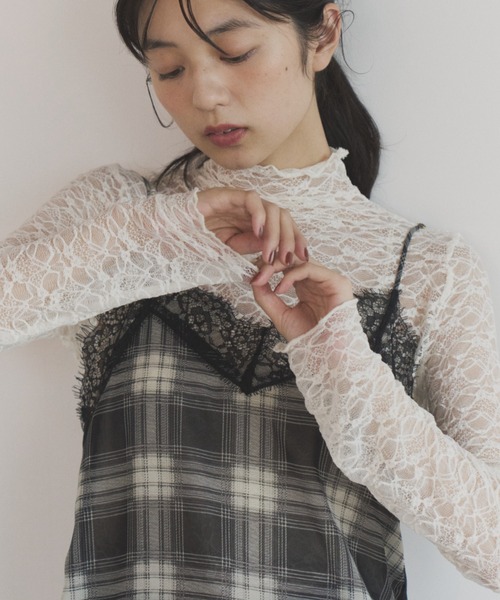 ELNEsoi(エルネソワ)の「レースハイネックトップス(Tシャツ/カットソー・レディース・アイボリー/ブラック・FREE)」の2枚目の写真