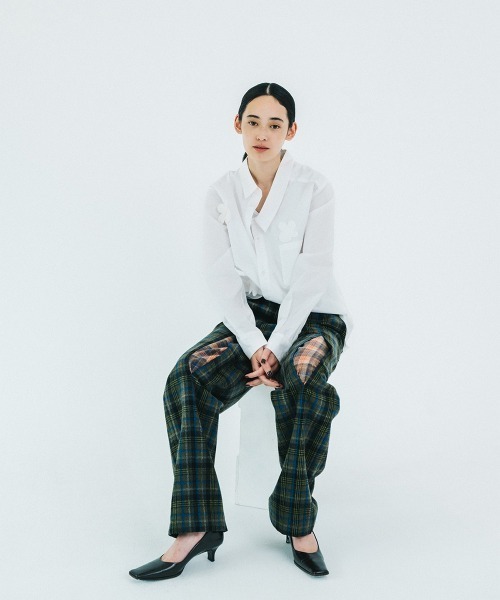 soduk（スドーク）の「【soduk】26AW新作 “on the knee” easy trousers / オンザニーイージートラウザーズ（その他パンツ・レディース・チャコールグレー/グリーン・M/S）」の9枚目の写真