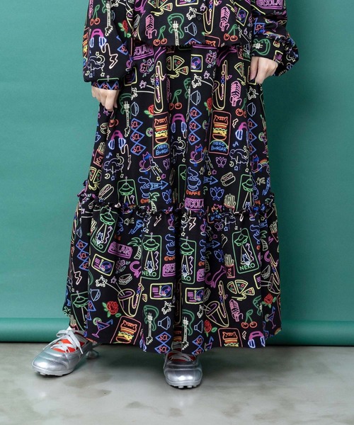 ScoLar（スカラー）の「163673：ネオン総柄 ポリワッシャースカート（スカート・レディース・ベージュ/ブラック・M）」の2枚目の写真