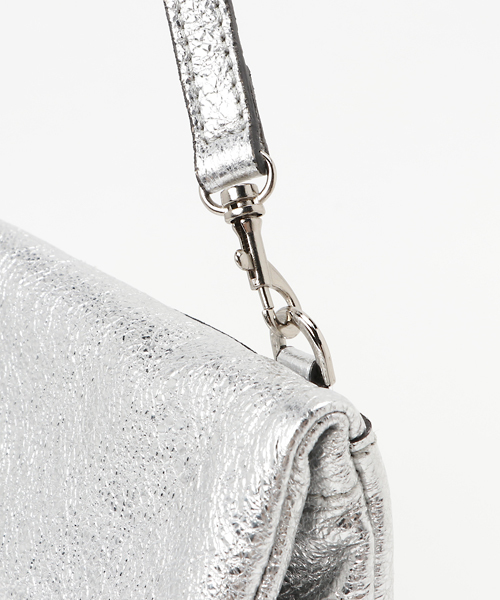 GIANNI CHIARINI（ジャンニ キアリーニ）の「GIANNI CHIARINI / メタリックレザー クラッチバッグ（クラッチバッグ・レディース・シルバー/ゴールド・FREE）」の4枚目の写真