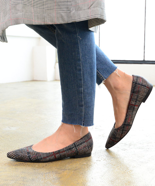 AmiAmi（アミアミ）の「走れるパンプス/美脚ポインテッドトゥフラットパンプス（パンプス・レディース・ブラック系その他/ネイビー/ワイン/ナチュラル/ブラック/グレイッシュベージュ/オレンジ/レオパード/グレー/オリーブ/パープル系その他/ブラックミックス/ブラック系その他2/ブラック系その他3/スモークピンク/イエロー/ライトグレー/ベージュ系その他/ベージュ/ピンクベージュ/ホワイト×シルバー/チェック/グリーン系その他/グレー系その他/アイボリー/アニマル/ベージュ系その他2/ベージュ系その他4/ベージュ系その他3/パイソン/シルバー系その他/ライトブルー/ブラウン/ドット/シルバー/ベージュ系その他5/ブルー系その他/アッシュグレー/その他/ブラウン系その他/グレー系その他2/ライトオリーブ/イエロー系その他/ライトカーキ/ゼブラ/ベージュ系その他6/ブラック系その他4/ブラウン系その他2/ブラック系その他5/シルバー系その他2/フューシャピンク/チェリーレッド/ブラウン系その他3・34/36/37/39/38/35/40）」の5枚目の写真