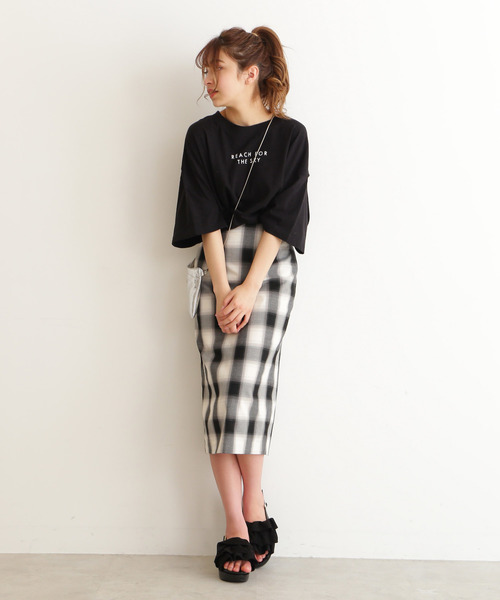 FREE'S MART(フリーズマート)の「ぼかしチェックミディーペンシルスカート(スカート・レディース・ブラック系その他/レッド系その他・SMALL/MEDIUM)」の5枚目の写真