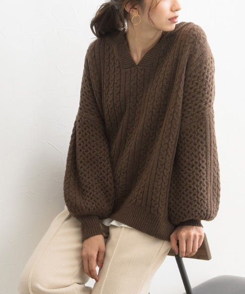 Pierrot（ピエロ）の「キーネックケーブルニット（ニット/セーター・レディース・ブラック/ベージュ/アイボリー/ブラウン系その他/ブラウン/オレンジ系その他/グレイッシュベージュ・M/L）」の4枚目の写真