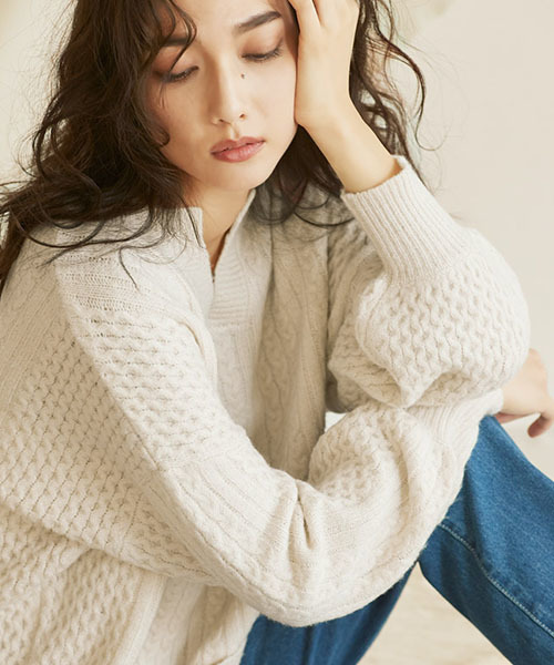 Pierrot（ピエロ）の「キーネックケーブルニット（ニット/セーター・レディース・ブラック/ベージュ/アイボリー/ブラウン系その他/ブラウン/オレンジ系その他/グレイッシュベージュ・M/L）」の8枚目の写真