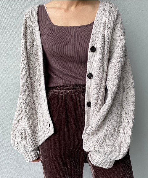 PAGEBOY（ページボーイ）の「ケーブルボリュームカーディガン (ローゲージニット/ボリューム袖)（カーディガン/ボレロ・レディース・ブラック/オフホワイト/ライム/グレイッシュベージュ・FREE）」の4枚目の写真