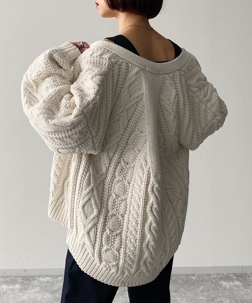 PAGEBOY（ページボーイ）の「ケーブルボリュームカーディガン (ローゲージニット/ボリューム袖)（カーディガン/ボレロ・レディース・ブラック/オフホワイト/ライム/グレイッシュベージュ・FREE）」の11枚目の写真