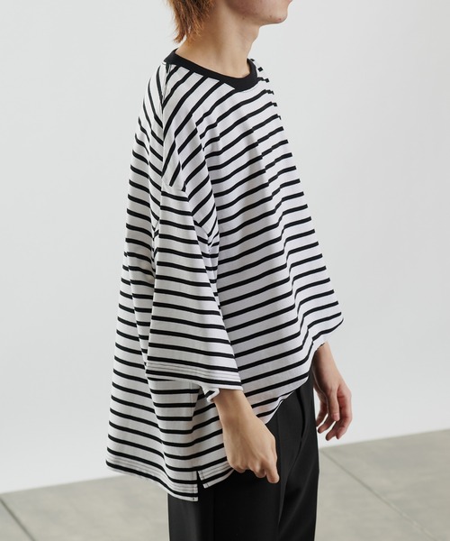 COLONY 2139（コロニートゥーワンスリーナイン）の「ボーダー5分袖SUPER BIG T/スーパービッグTシャツ(ユニセックス可)/ビッグシルエットボーダーT（Tシャツ/カットソー・メンズ・ホワイト/チャコールグレー・LARGE/MEDIUM）」の4枚目の写真