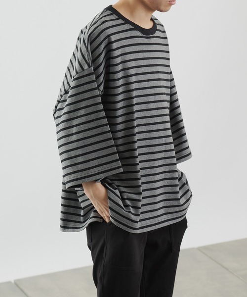 COLONY 2139（コロニートゥーワンスリーナイン）の「ボーダー5分袖SUPER BIG T/スーパービッグTシャツ(ユニセックス可)/ビッグシルエットボーダーT（Tシャツ/カットソー・メンズ・ホワイト/チャコールグレー・LARGE/MEDIUM）」の13枚目の写真