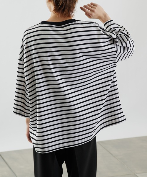 COLONY 2139（コロニートゥーワンスリーナイン）の「ボーダー5分袖SUPER BIG T/スーパービッグTシャツ(ユニセックス可)/ビッグシルエットボーダーT（Tシャツ/カットソー・メンズ・ホワイト/チャコールグレー・LARGE/MEDIUM）」の5枚目の写真