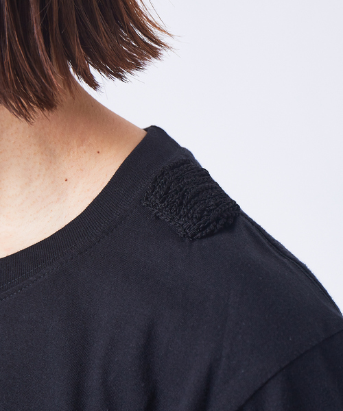 qualite(カリテ)の「【boussole×qualite】ショルダーレースTシャツ(オーバーサイズ)(Tシャツ/カットソー・レディース・ホワイト/ブラック・フリー)」の3枚目の写真