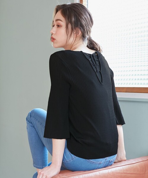 Feroux(フェルゥ)の「【洗える】バックシャン ニット(ニット/セーター・レディース・黄土色系/ライトグリーン系/アイボリー系/ブラック系・2)」の2枚目の写真